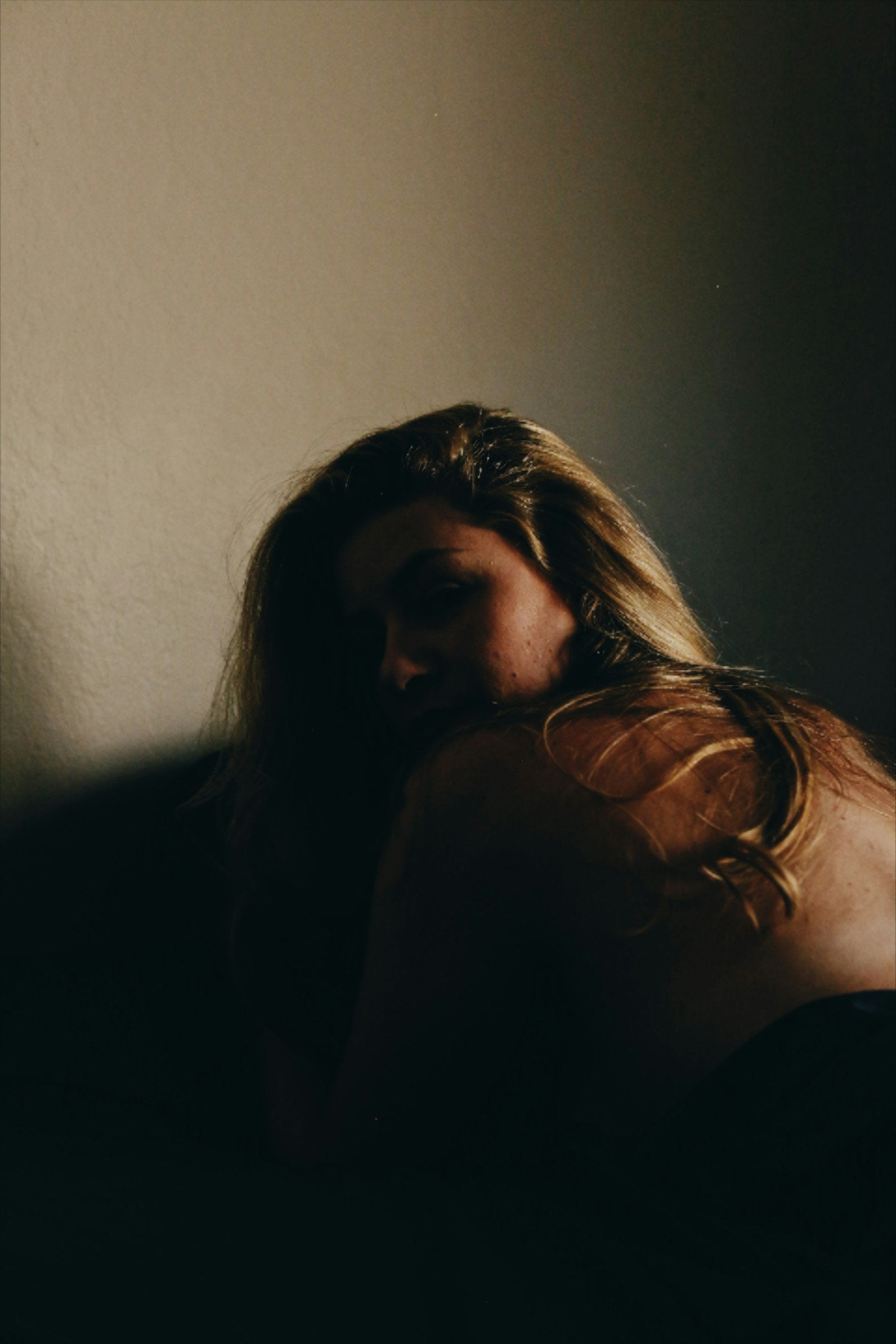 Mujer en luz cálida